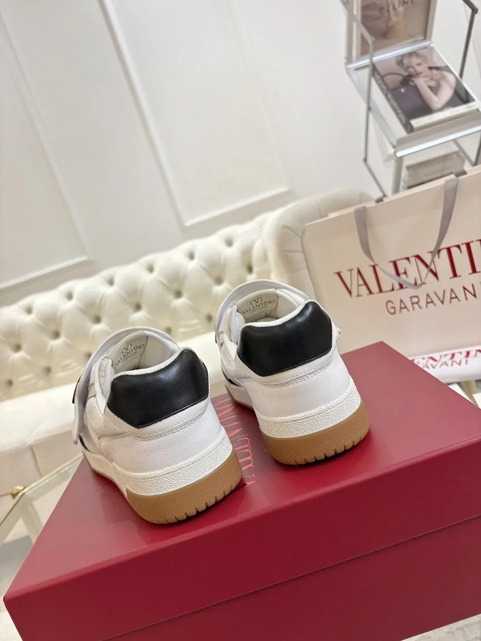 👟👟Ex-factory price 640👟👟 🔺Valentino🔺 Valentino casual shoes! Top version!  Purchase the original version and develop it 1:1! Lasting technology, classic splicing, fashionable and versatile, 🎁Full set of packaging at the same time at the counter. Fabric: customized cowhide + super soft sheepskin + mercerized cow suede. Lining: original double-sided velvet + breathable mesh. Outsole: original TPU material outsole, non-slip and wear-resistant. Code number: men 39~46